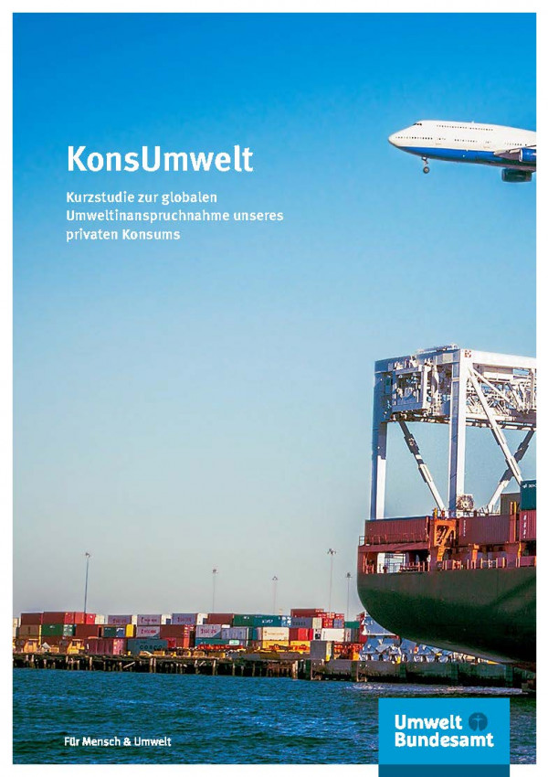 Das Bild zeigt das Titelbild der KonsUmwelt, Kurzstudie zur globalen Umweltinanspruchnahme unseres privaten Konsums. Auf dem Titelbild ist ein Hafen zu sehen.