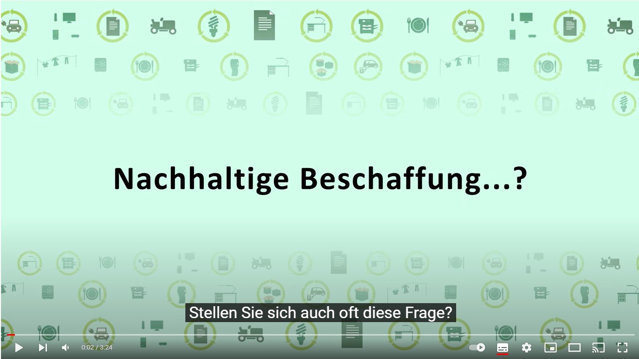 Video zum Motto "Nachhaltige Beschaffung ist das neue Normal!" Der Screenshot zeigt einen Ausschnitt der YouTube-Videos zum Motto "Nachhaltige Beschaffung ist das neue Normal!". Zu sehen ist der Slogan "Nachhaltige Beschaffung...?" als Einleitung auf grünem Hintergrund mit kleinen Icons zum Thema Mobilität, Ernährung, Energie und Kleidung.