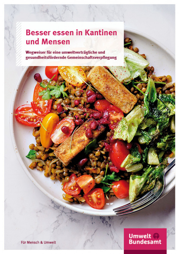 Das Bild zeigt das Cover der Broschüre Besser essen in Kantinen und Mensen. Zu sehen ist ein bunter Salatteller.