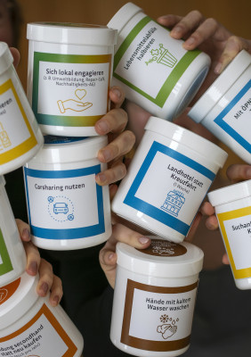 Viele Dosen in den Händen