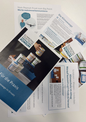 Begleitmaterialien Klimawaage ausgedruckt auf Tisch