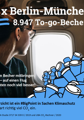 Auf dem Bild ist eine junge Frau zu sehen, die im Flieger sitzt und aus dem Fenster schaut. Vor ihr fliegen eine Menge Coffe-to-go Becher aus dem Fenster.