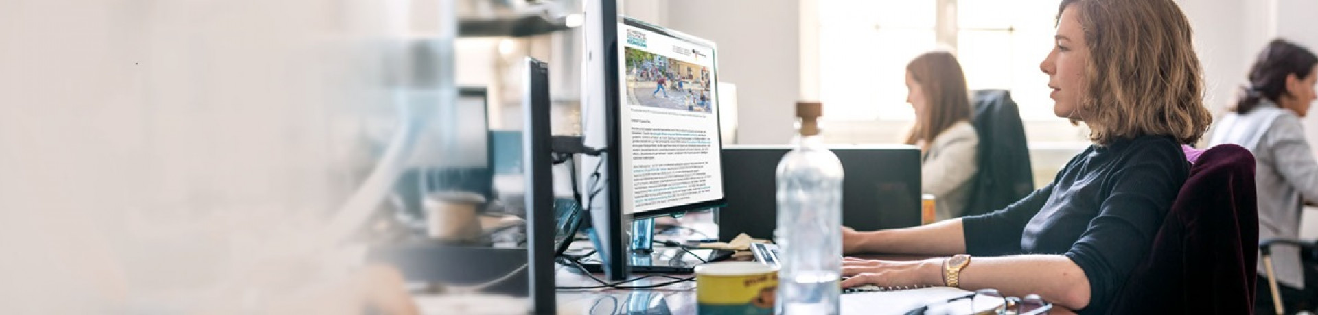 Person liest Newsletter am Bildschirm