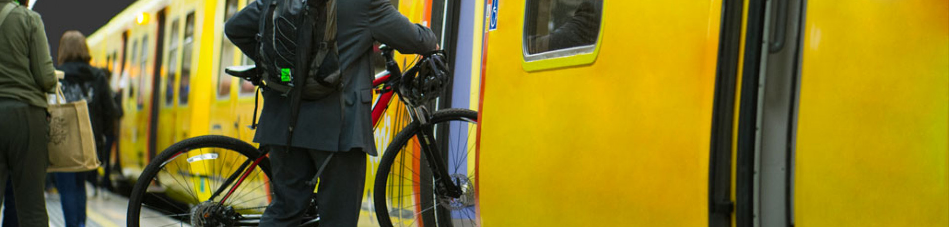 Eine Person schiebt ihr Fahrrad in eine U-Bahn