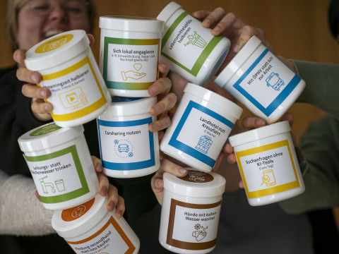 Viele Dosen in den Händen