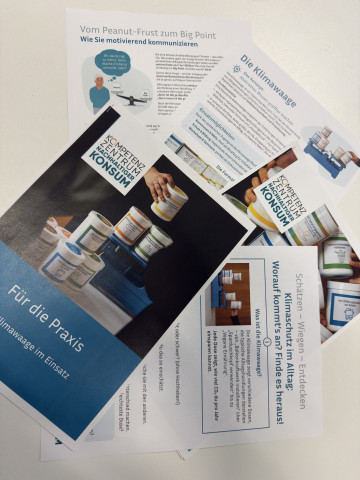 Begleitmaterialien Klimawaage ausgedruckt auf Tisch