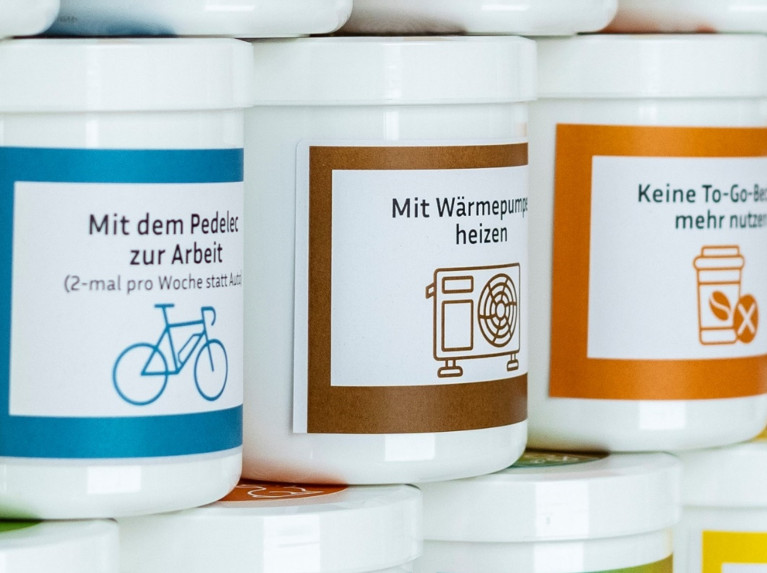 Bühnenbild für die Seite Klimawaage. Zeigt die Klimawaage-Dosen gestapelt.