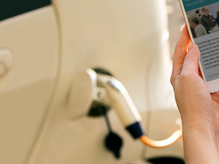 Person liest auf ihrem Smartphone