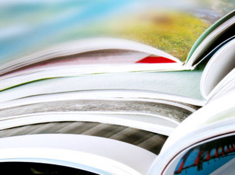Aufgeschlagene Zeitschriften, Broschüren